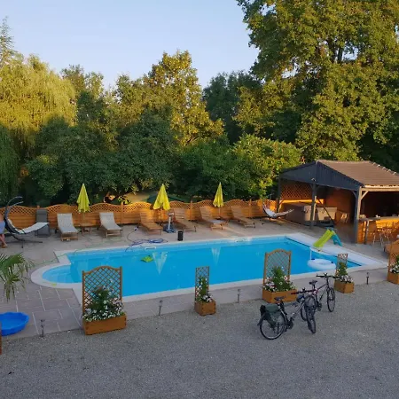 3 Bed Sleeps 5 - Hot Tub Pool Parking * Château-Garnier