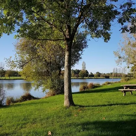 Villa 3 Bed Sleeps 5 - Hot Tub Pool Parking *