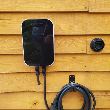 Villa 3 Bed Sleeps 5 - Hot Tub Pool Parking *