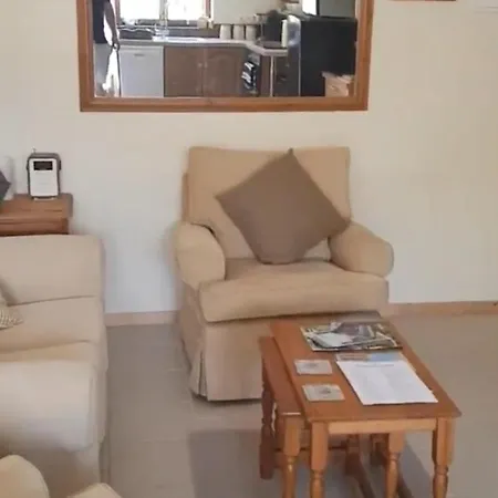 3 Bed Sleeps 5 - Hot Tub Pool Parking Villa