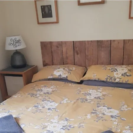 3 Bed Sleeps 5 - Hot Tub Pool Parking Villa Château-Garnier