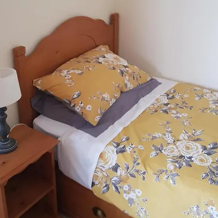 3 Bed Sleeps 5 - Hot Tub Pool Parking Villa