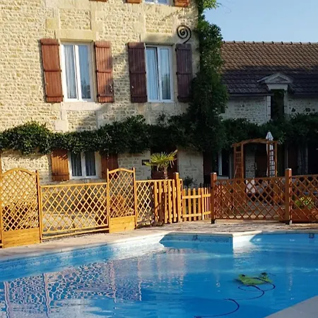 3 Bed Sleeps 5 - Hot Tub Pool Parking Villa Château-Garnier