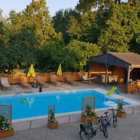 3 Bed Sleeps 5 - Hot Tub Pool Parking *