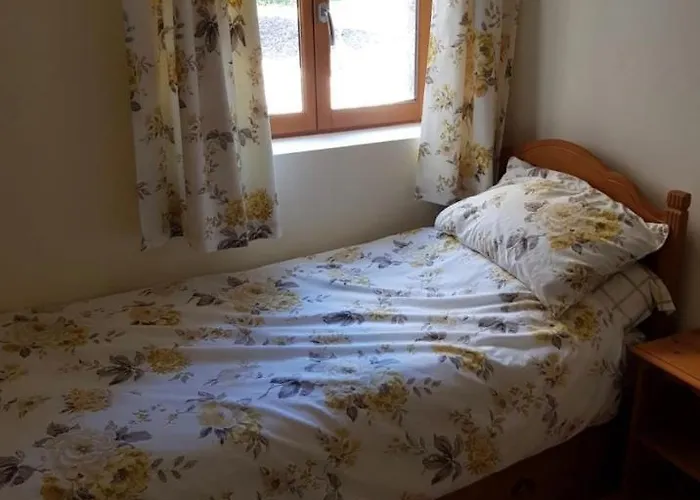 3 Bed Sleeps 5 - Hot Tub Pool Parking