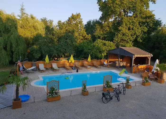 3 Bed Sleeps 5 - Hot Tub Pool Parking * Château-Garnier