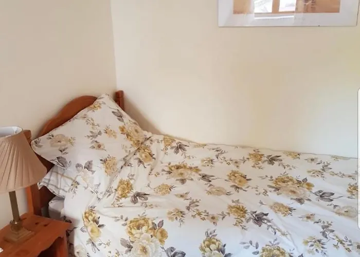 3 Bed Sleeps 5 - Hot Tub Pool Parking Villa