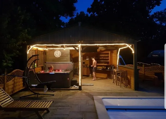 Villa 3 Bed Sleeps 5 - Hot Tub Pool Parking