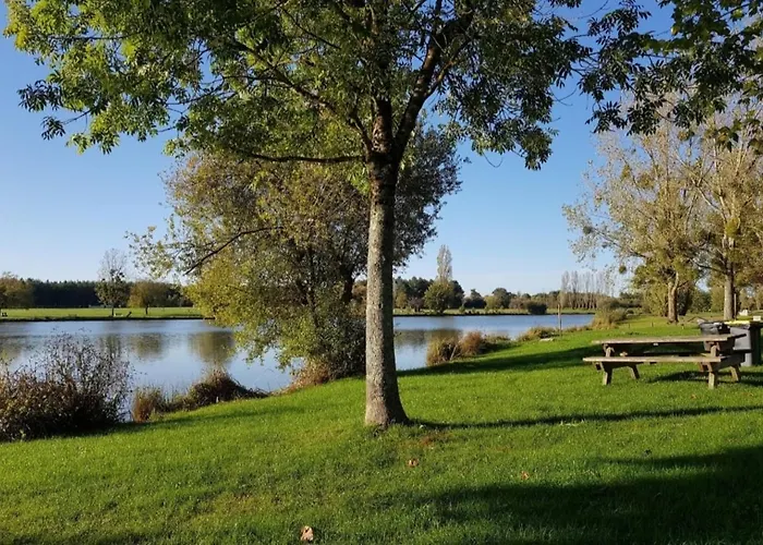 Villa 3 Bed Sleeps 5 - Hot Tub Pool Parking *