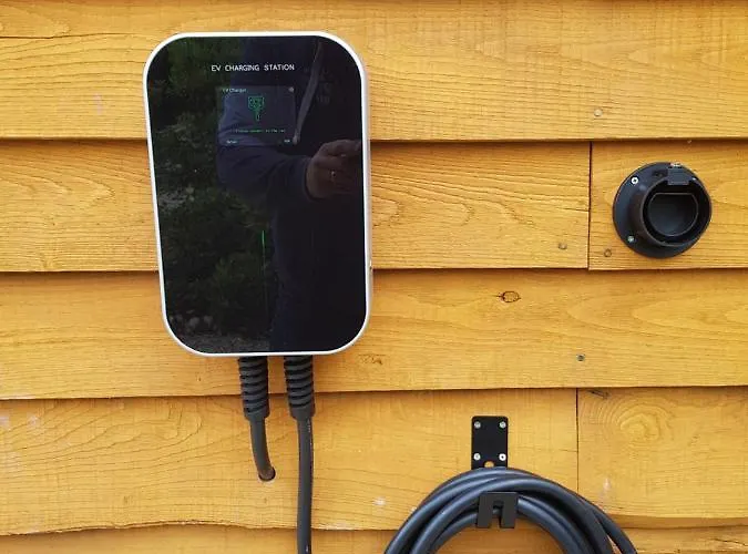 Villa 3 Bed Sleeps 5 - Hot Tub Pool Parking *