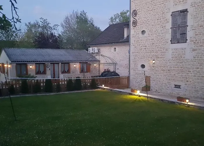 3 Bed Sleeps 5 - Hot Tub Pool Parking