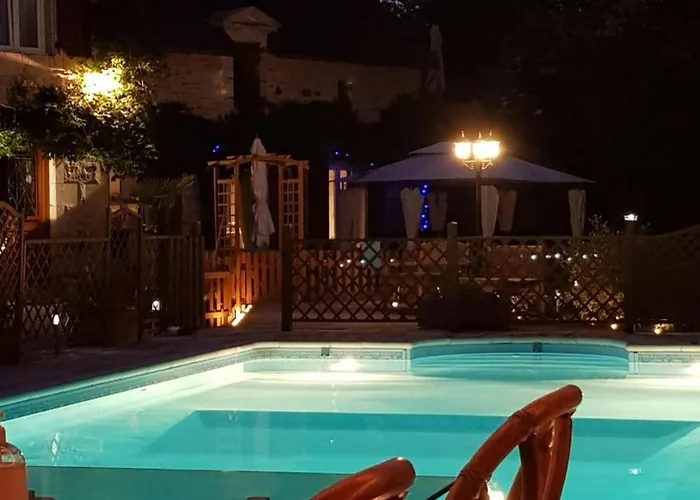 3 Bed Sleeps 5 - Hot Tub Pool Parking Villa *