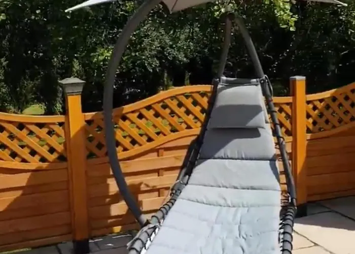 3 Bed Sleeps 5 - Hot Tub Pool Parking *