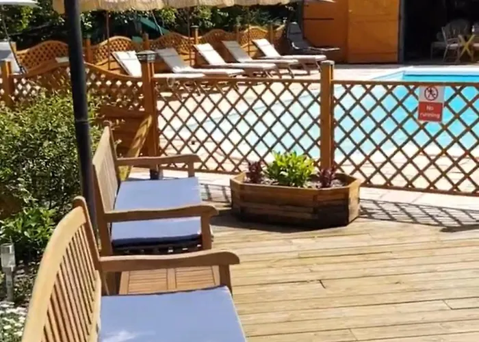 Villa 3 Bed Sleeps 5 - Hot Tub Pool Parking *