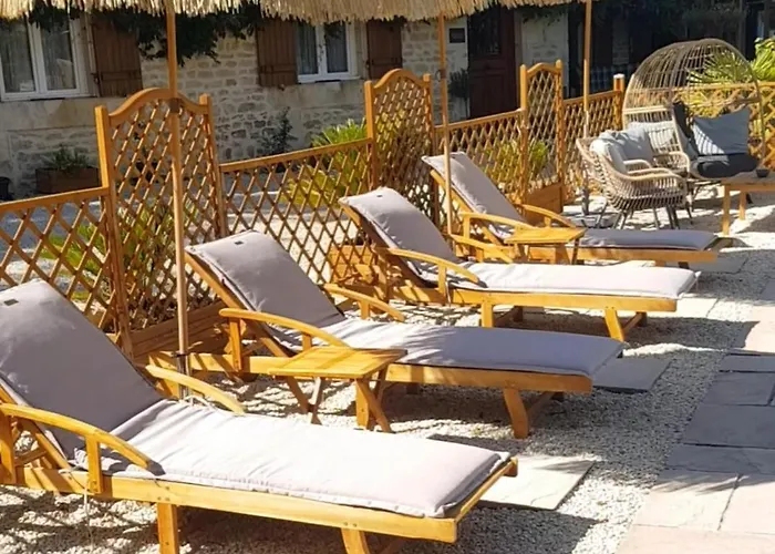 3 Bed Sleeps 5 - Hot Tub Pool Parking Villa *