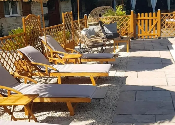 3 Bed Sleeps 5 - Hot Tub Pool Parking Villa