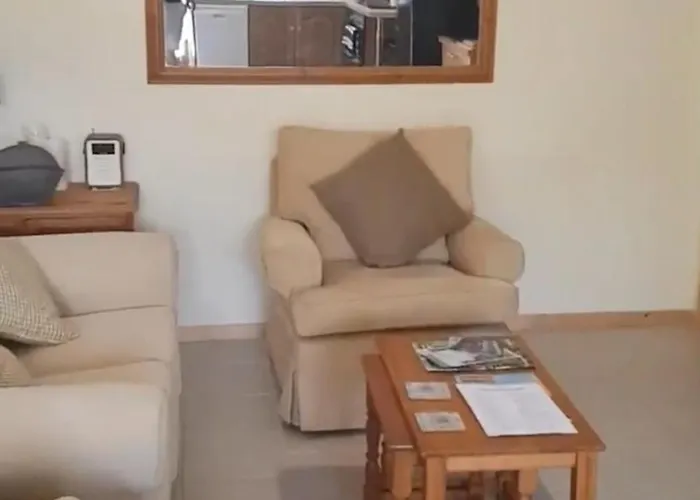 3 Bed Sleeps 5 - Hot Tub Pool Parking Villa