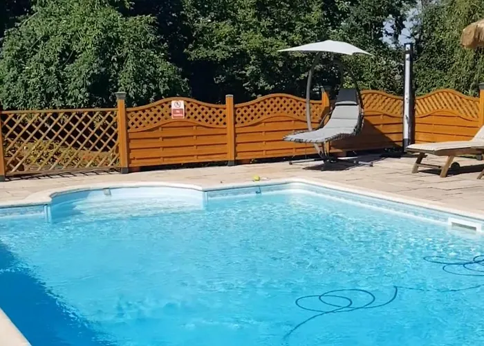 3 Bed Sleeps 5 - Hot Tub Pool Parking *