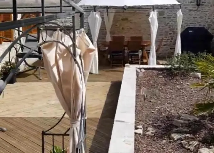 Villa 3 Bed Sleeps 5 - Hot Tub Pool Parking Château-Garnier