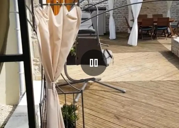 3 Bed Sleeps 5 - Hot Tub Pool Parking Villa Château-Garnier