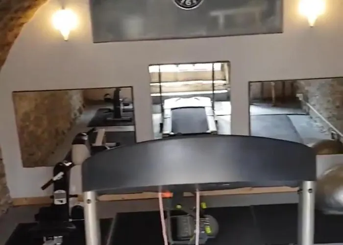 Villa 3 Bed Sleeps 5 - Hot Tub Pool Parking Château-Garnier