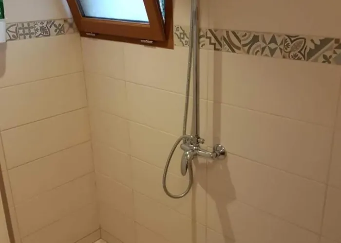 Villa 3 Bed Sleeps 5 - Hot Tub Pool Parking