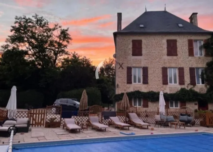 3 Bed Sleeps 5 - Hot Tub Pool Parking Villa Château-Garnier