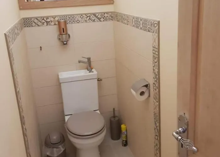 3 Bed Sleeps 5 - Hot Tub Pool Parking Villa Château-Garnier