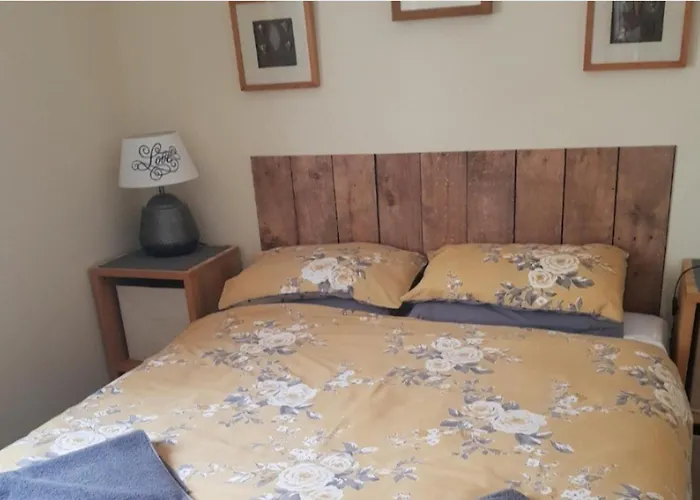 3 Bed Sleeps 5 - Hot Tub Pool Parking Villa Château-Garnier