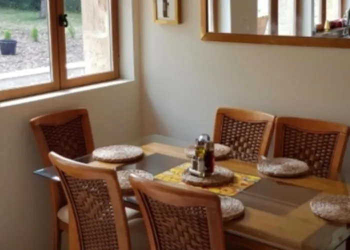 3 Bed Sleeps 5 - Hot Tub Pool Parking * Château-Garnier