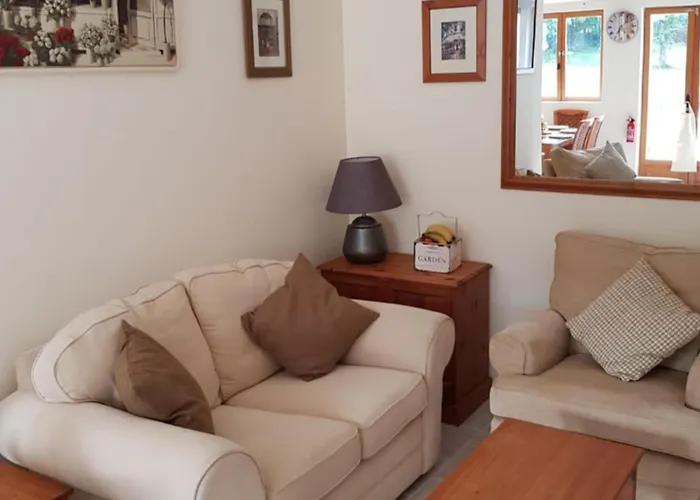 3 Bed Sleeps 5 - Hot Tub Pool Parking *