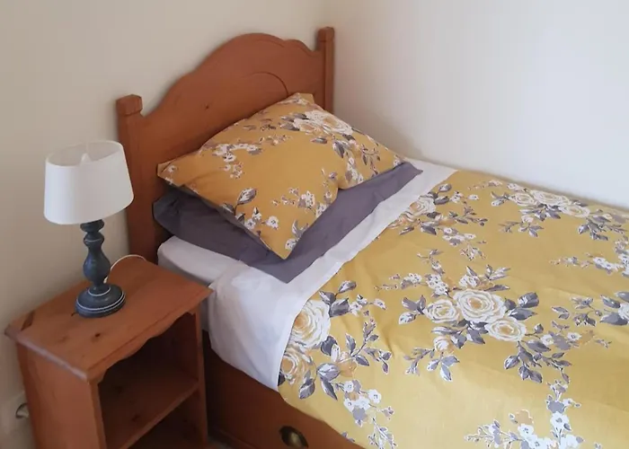 3 Bed Sleeps 5 - Hot Tub Pool Parking Villa