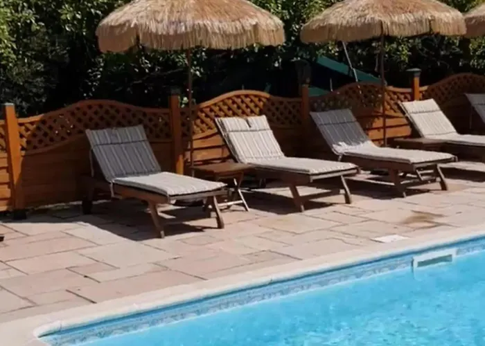 Villa 3 Bed Sleeps 5 - Hot Tub Pool Parking *