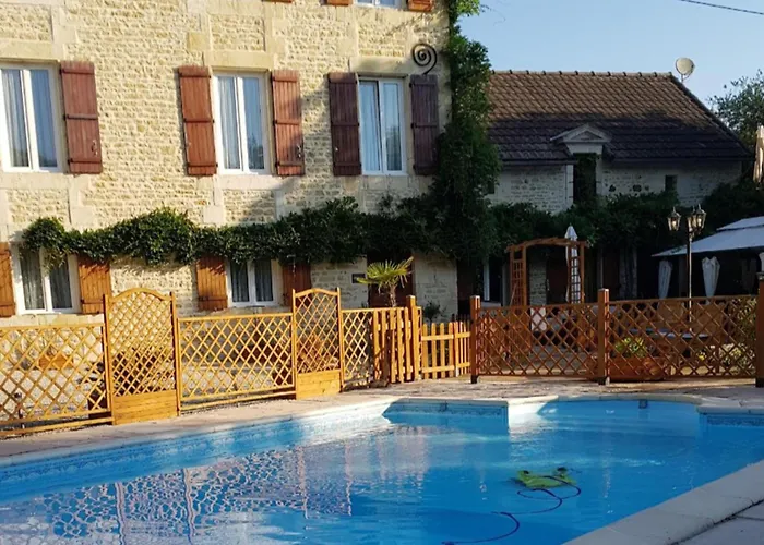 3 Bed Sleeps 5 - Hot Tub Pool Parking Villa Château-Garnier
